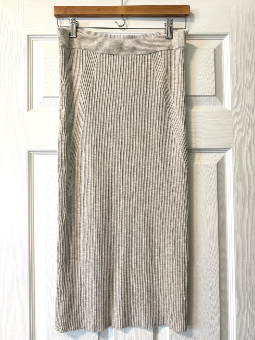 NWOT Abercrombie & Fitch Knit Ribbed Midi Sweater Skirt in Light Gray. Medium
